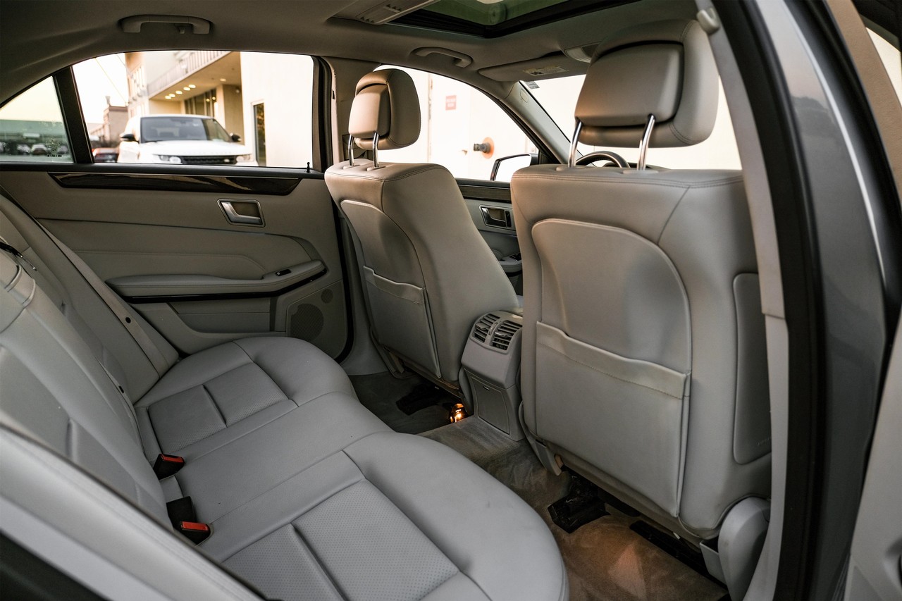 Mercedes-Benz E-Class Vehicle Main Gallery Image 35