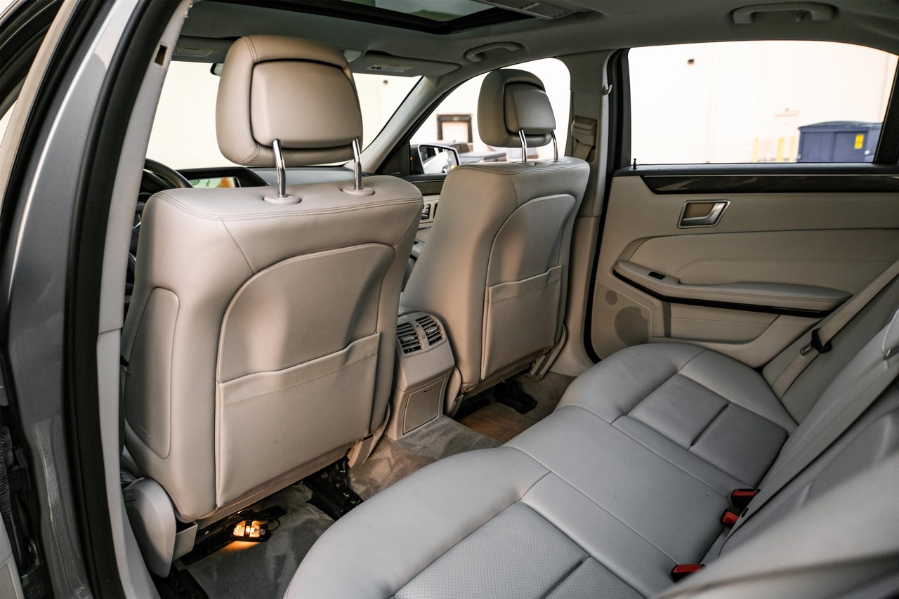 Mercedes-Benz E-Class Vehicle Main Gallery Image 36