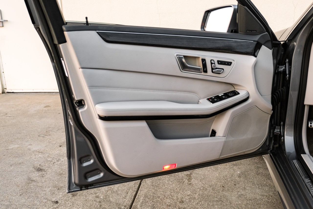 Mercedes-Benz E-Class Vehicle Main Gallery Image 38