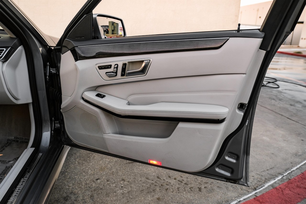 Mercedes-Benz E-Class Vehicle Main Gallery Image 42