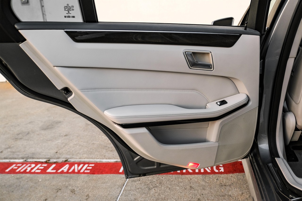 Mercedes-Benz E-Class Vehicle Main Gallery Image 43