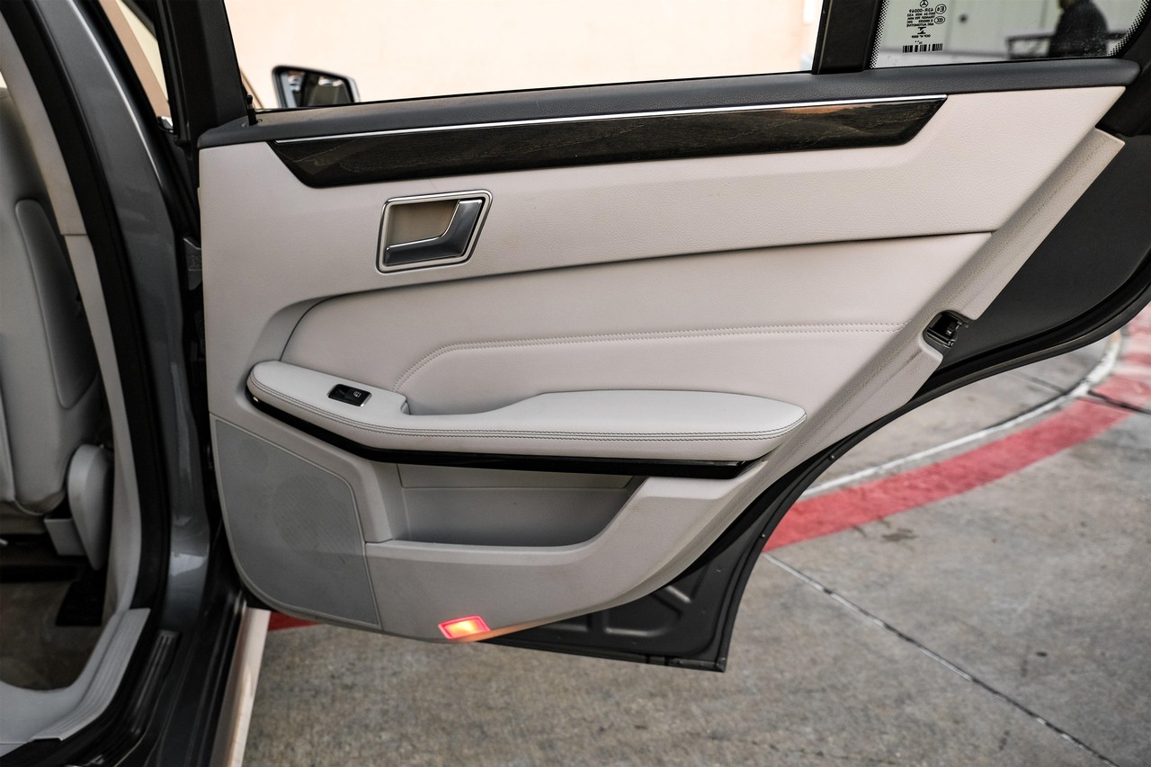 Mercedes-Benz E-Class Vehicle Main Gallery Image 44