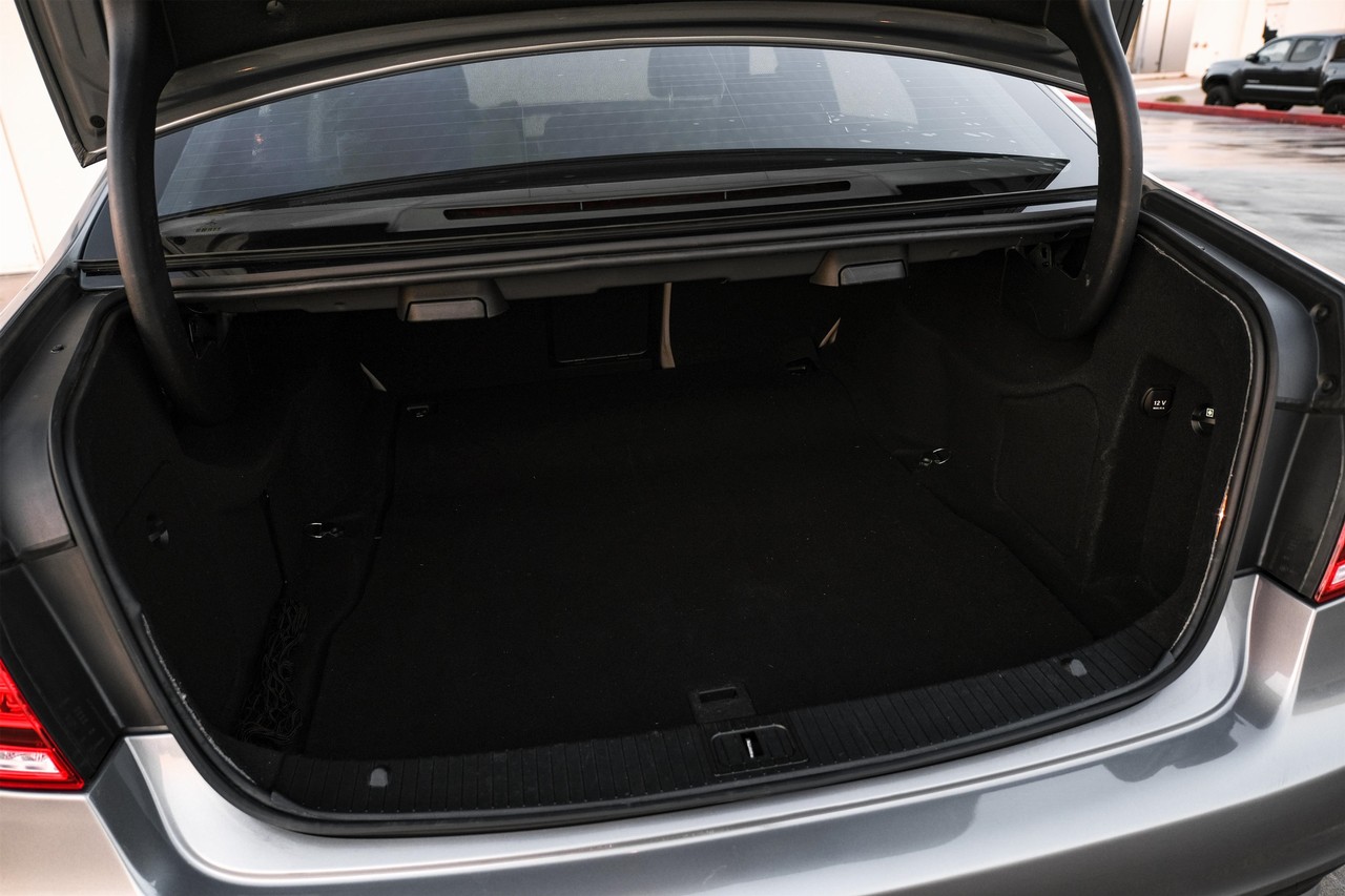 Mercedes-Benz E-Class Vehicle Main Gallery Image 48