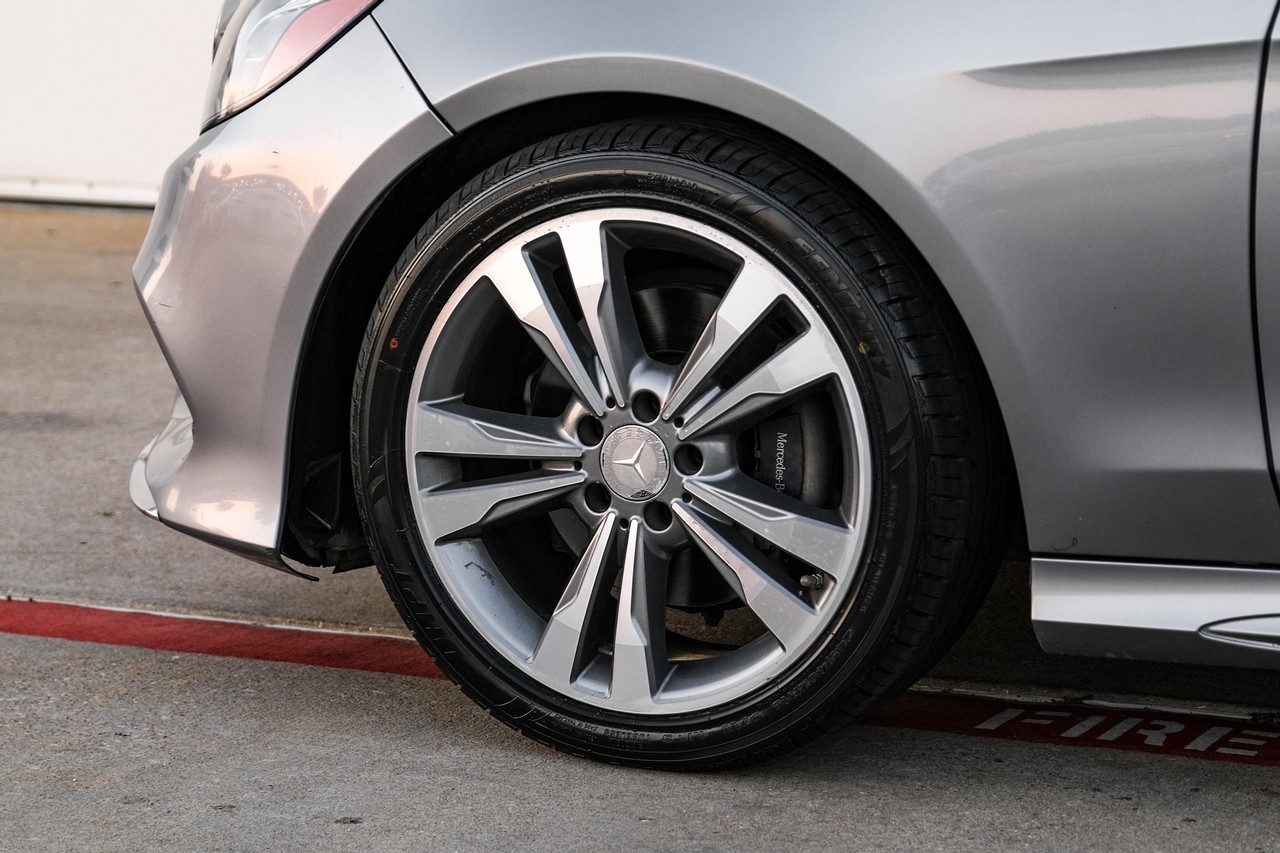 Mercedes-Benz E-Class Vehicle Main Gallery Image 50