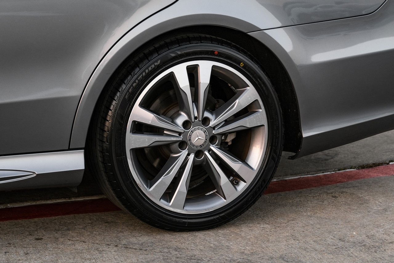 Mercedes-Benz E-Class Vehicle Main Gallery Image 51