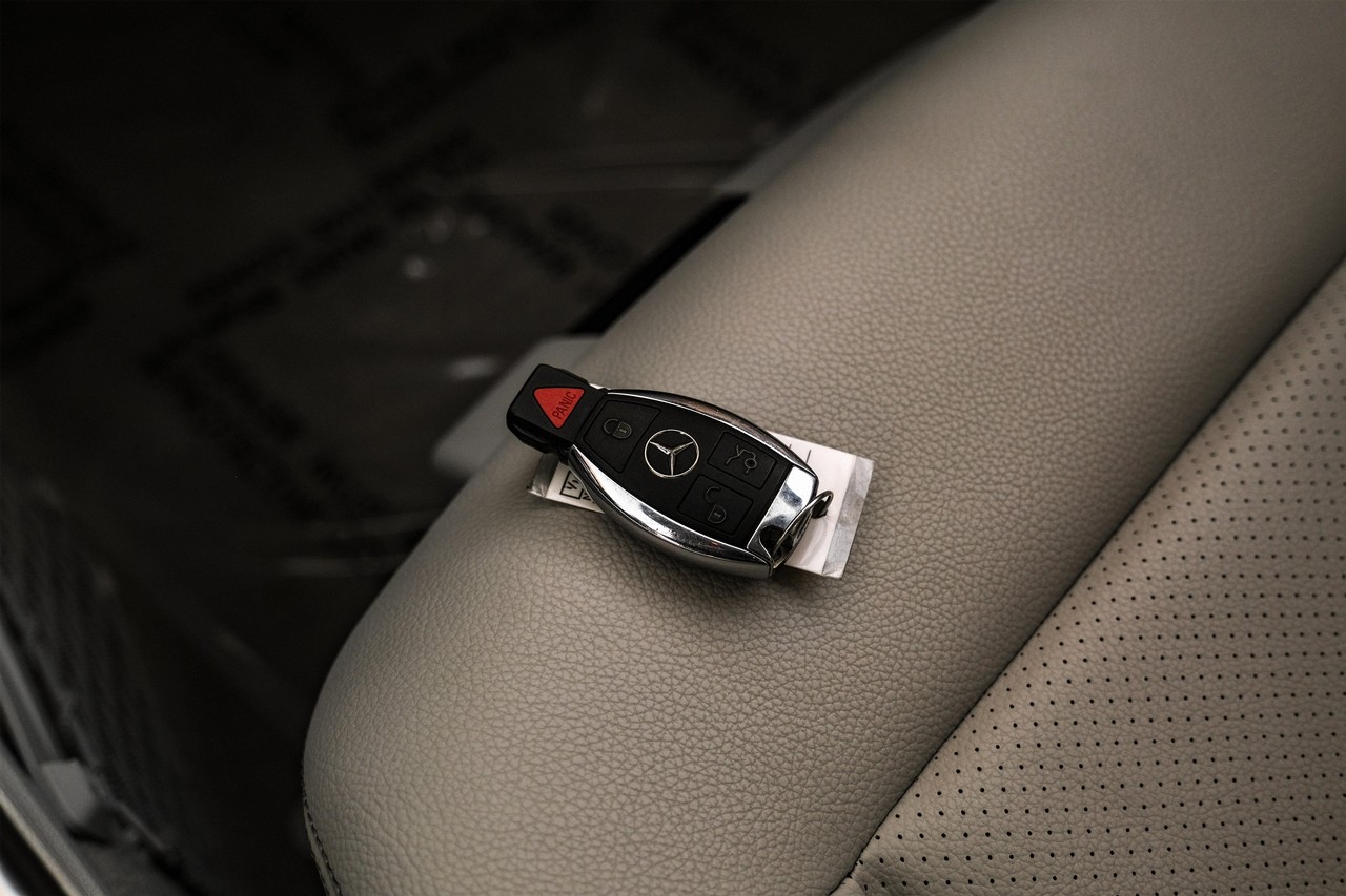 Mercedes-Benz E-Class Vehicle Main Gallery Image 52