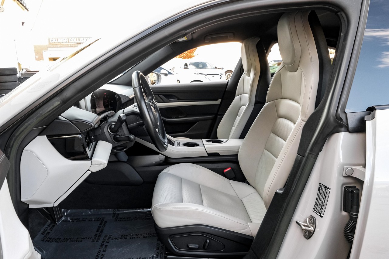 Porsche Taycan Vehicle Main Gallery Image 04