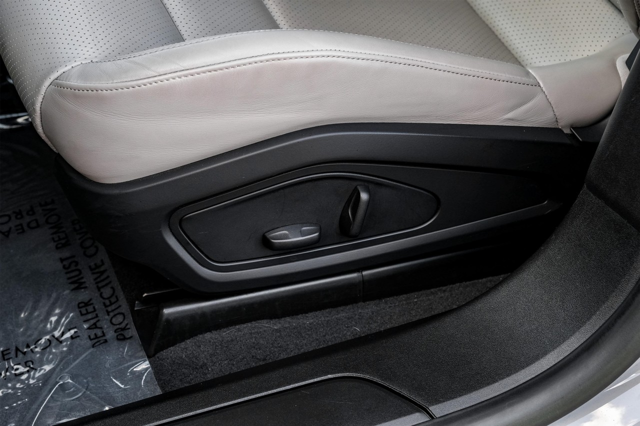 Porsche Taycan Vehicle Main Gallery Image 33