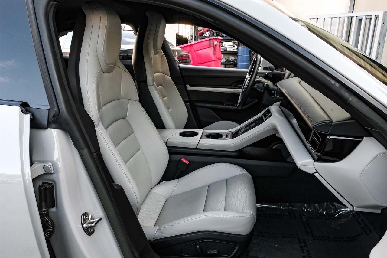 Porsche Taycan Vehicle Main Gallery Image 34