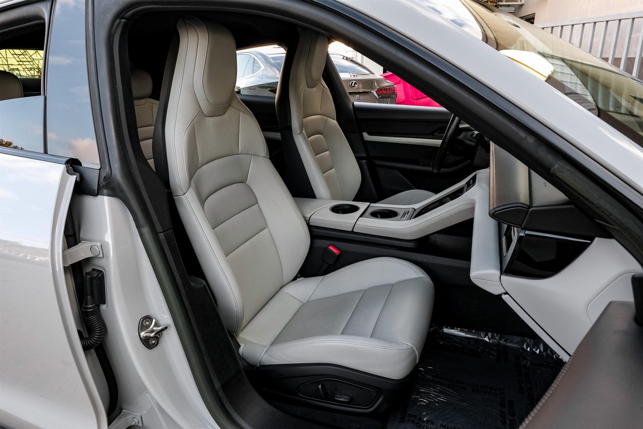 Porsche Taycan Vehicle Main Gallery Image 35