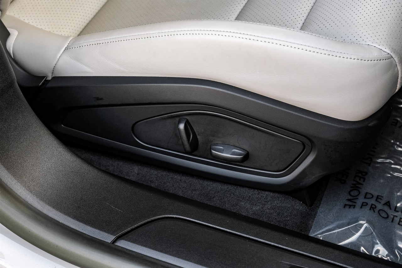 Porsche Taycan Vehicle Main Gallery Image 36