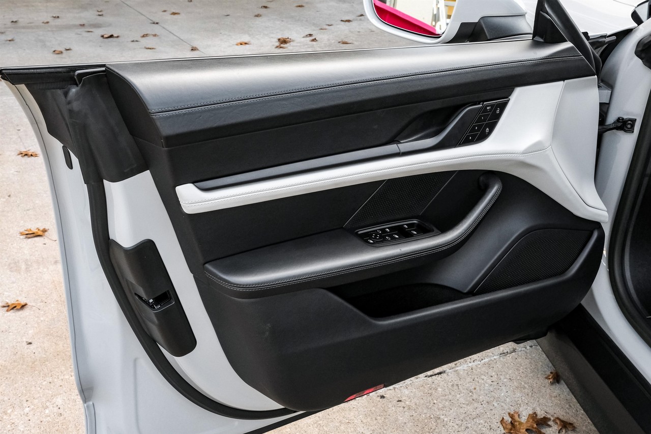 Porsche Taycan Vehicle Main Gallery Image 44