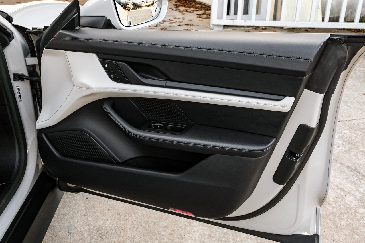 Porsche Taycan Vehicle Main Gallery Image 46