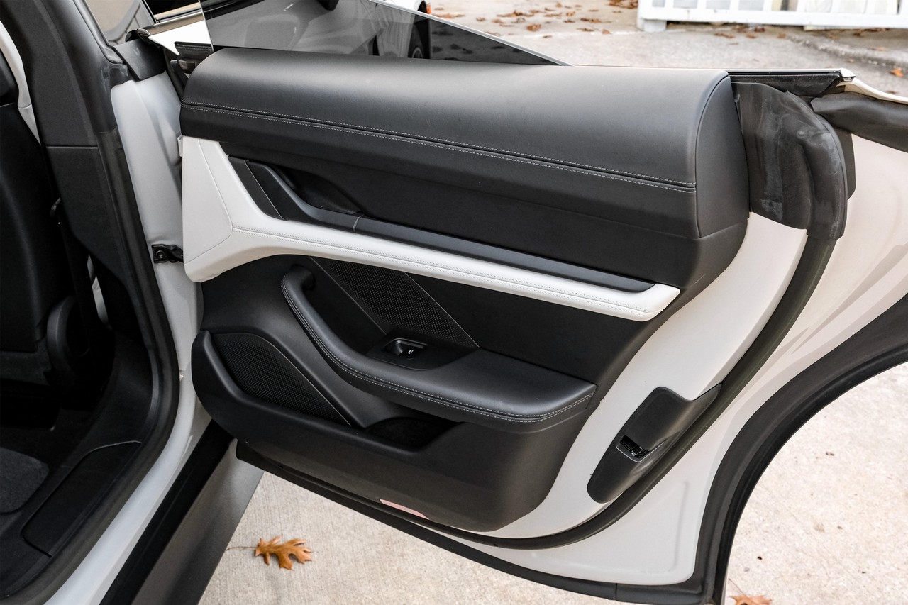 Porsche Taycan Vehicle Main Gallery Image 49