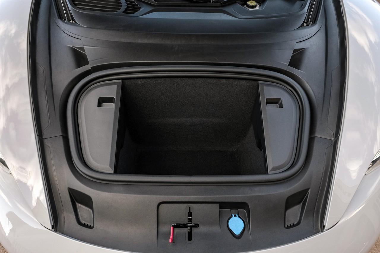 Porsche Taycan Vehicle Main Gallery Image 54