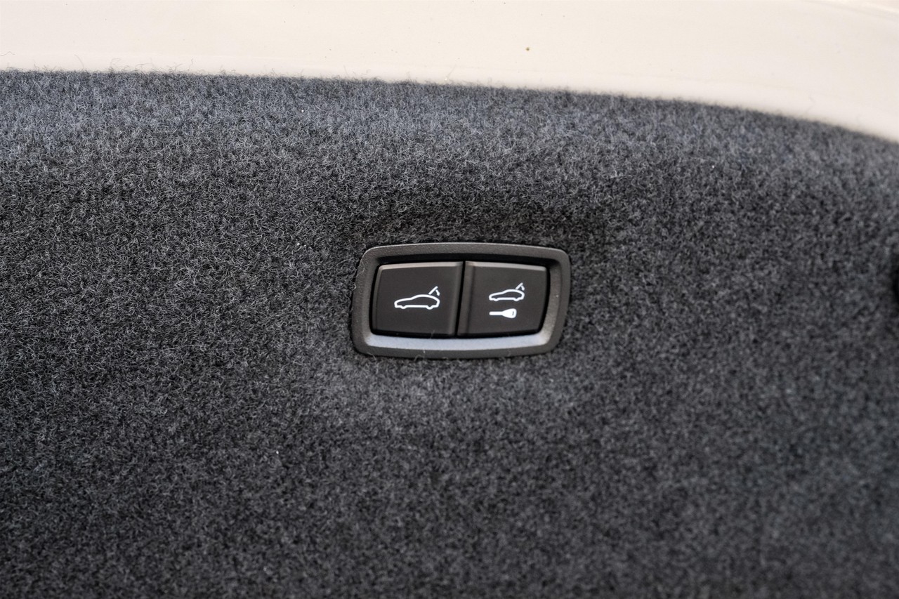 Porsche Taycan Vehicle Main Gallery Image 58