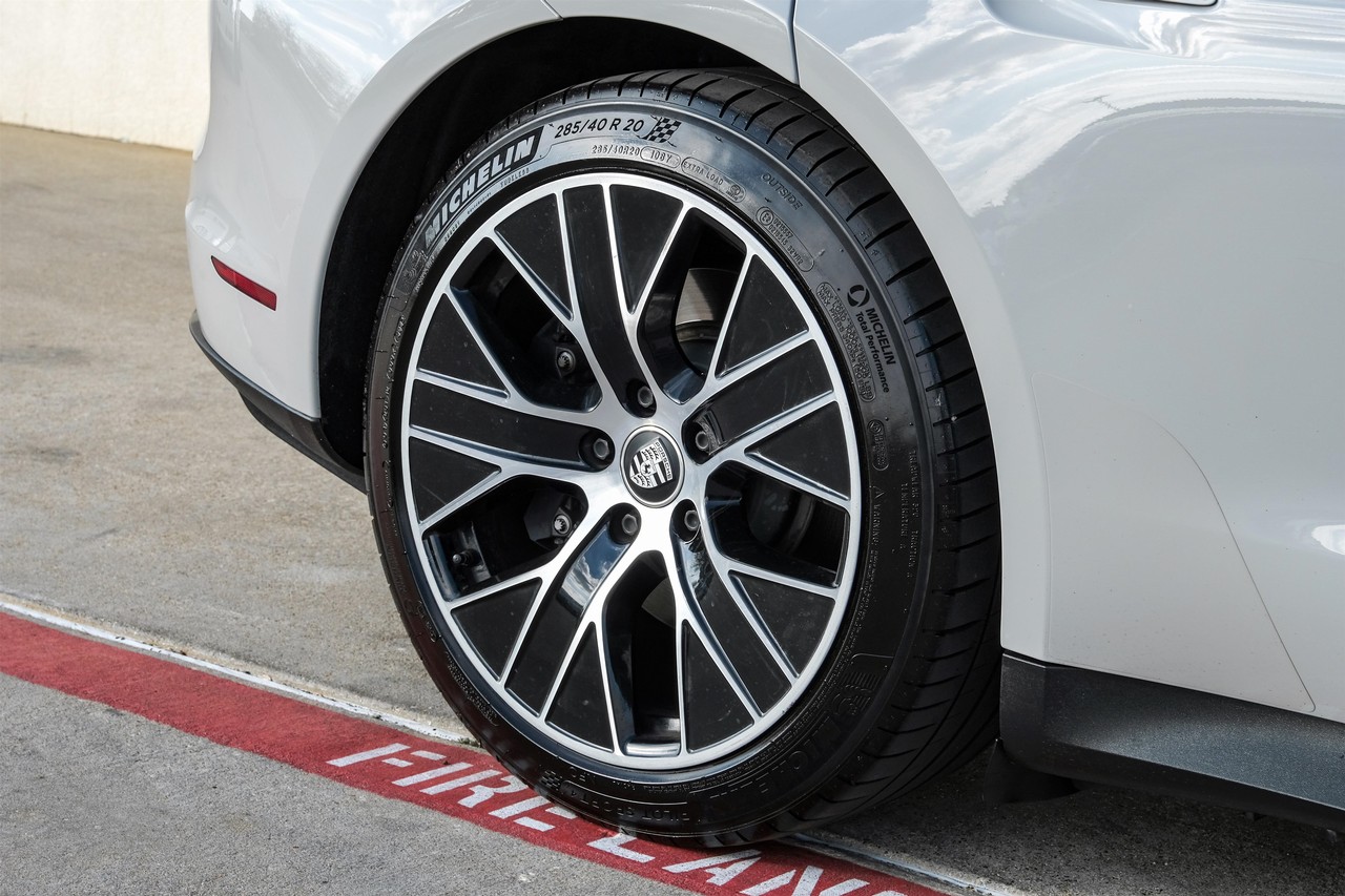 Porsche Taycan Vehicle Main Gallery Image 59