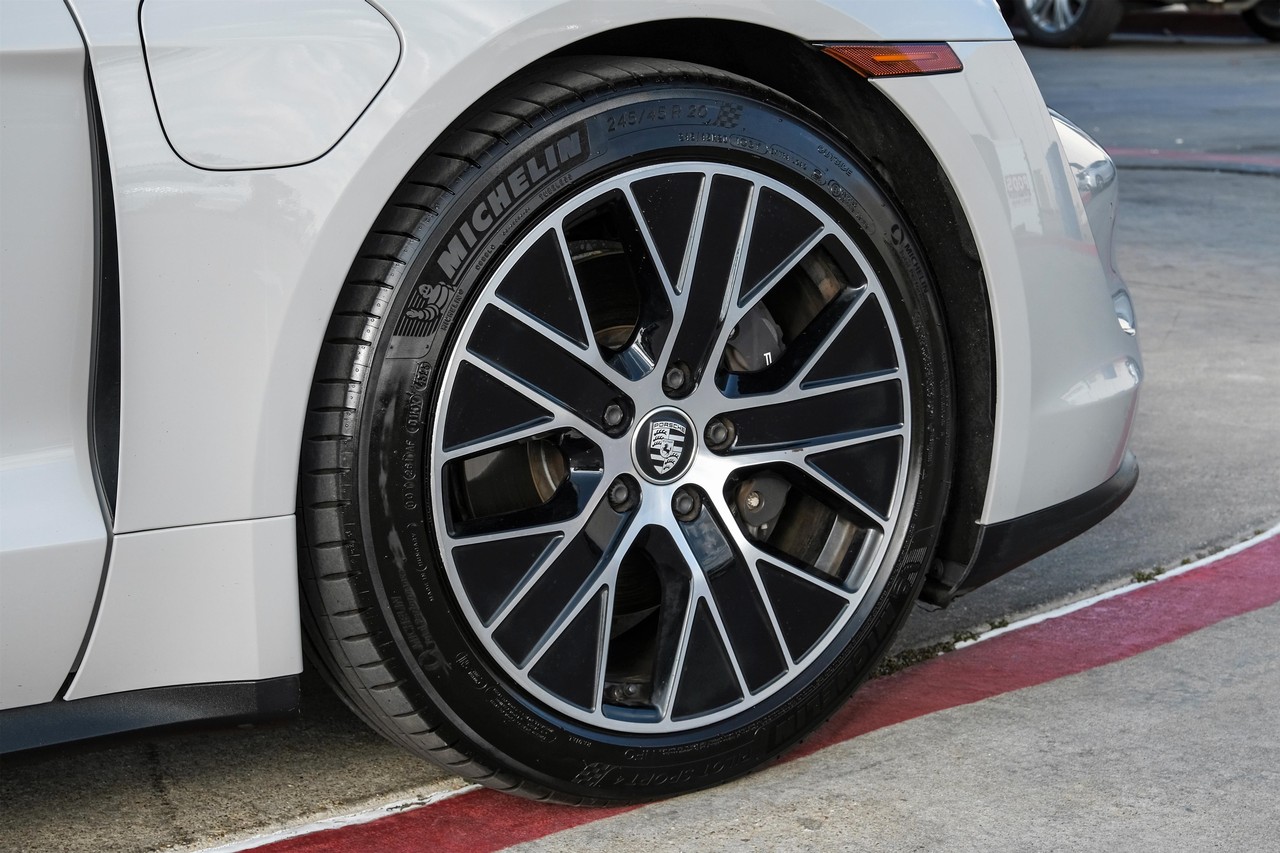 Porsche Taycan Vehicle Main Gallery Image 60