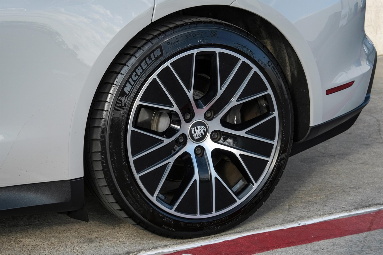 Porsche Taycan Vehicle Main Gallery Image 62