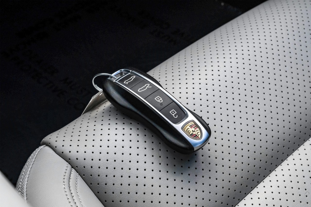 Porsche Taycan Vehicle Main Gallery Image 63