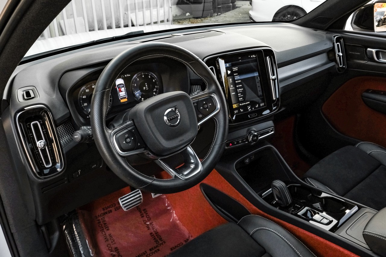 Volvo XC40 Vehicle Main Gallery Image 03