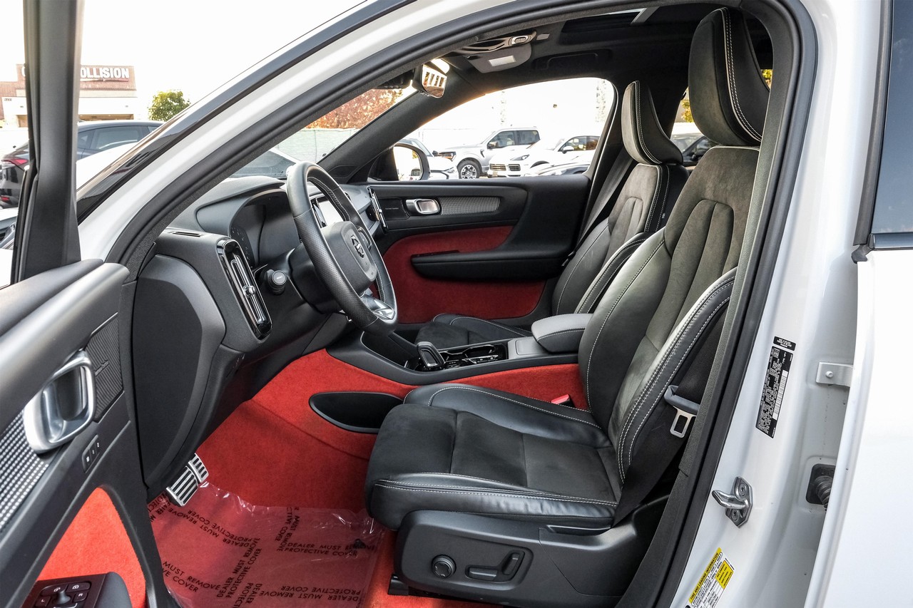 Volvo XC40 Vehicle Main Gallery Image 04