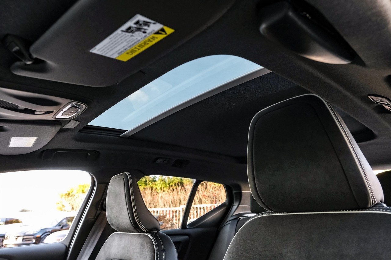 Volvo XC40 Vehicle Main Gallery Image 05