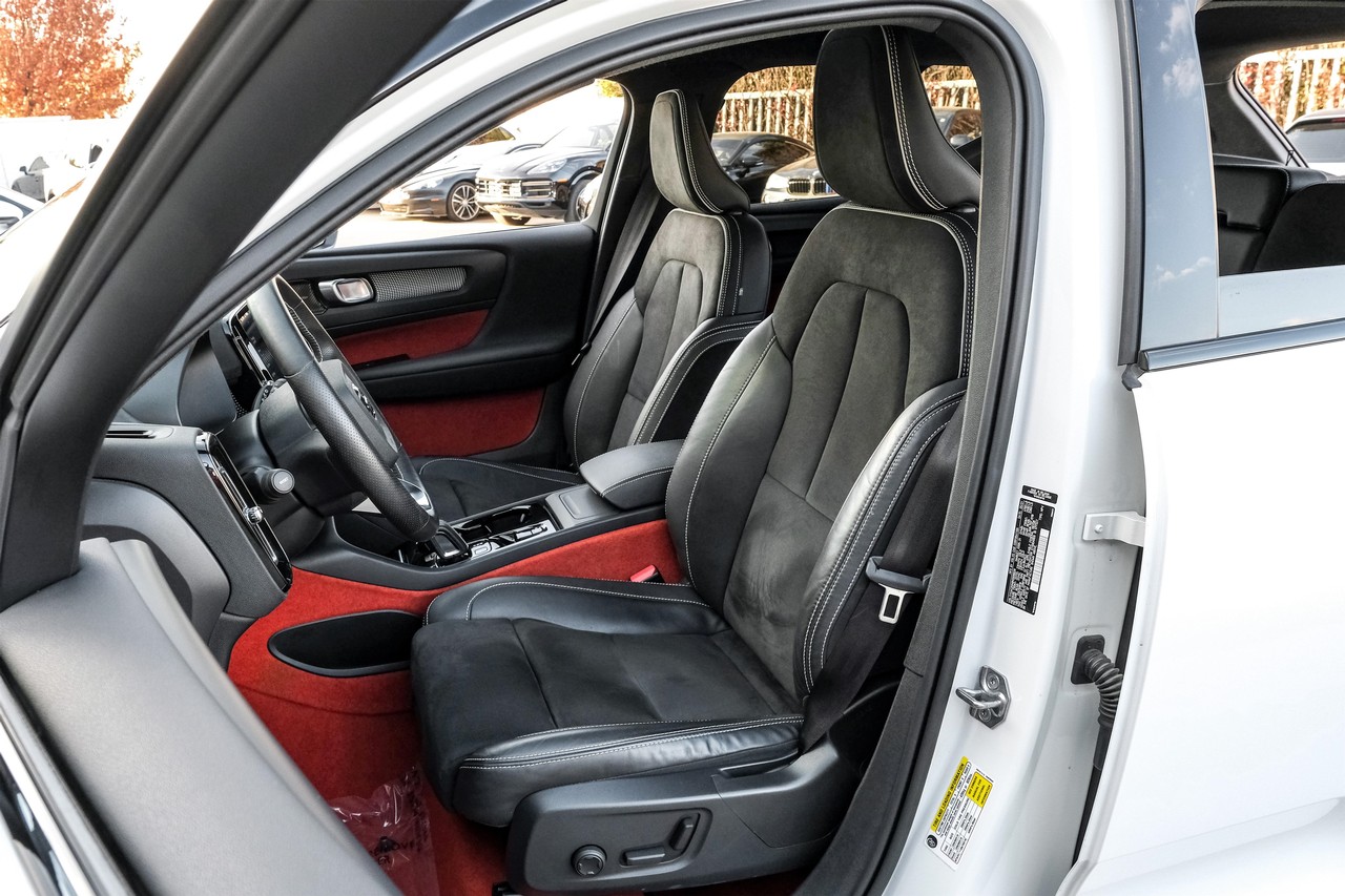 Volvo XC40 Vehicle Main Gallery Image 34