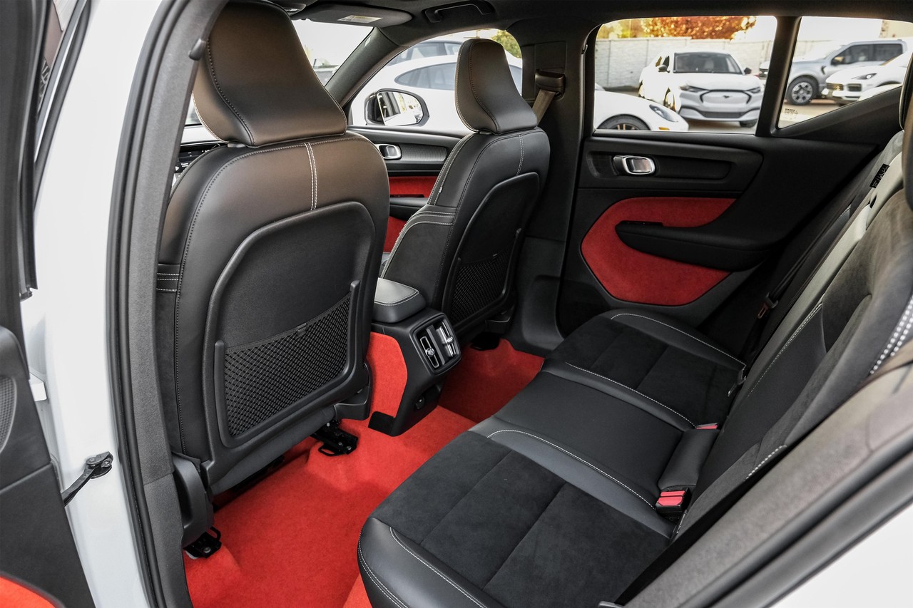 Volvo XC40 Vehicle Main Gallery Image 42