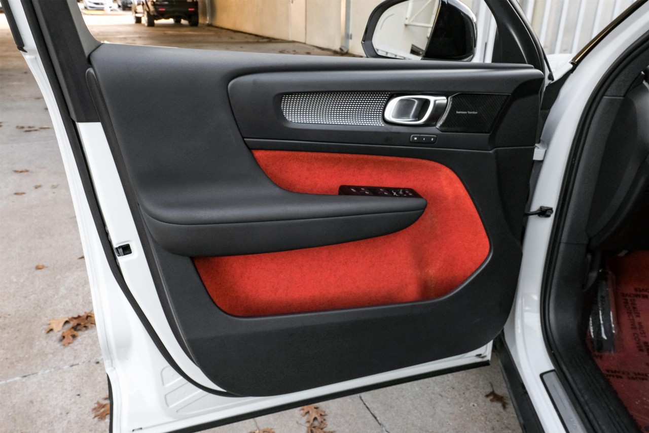 Volvo XC40 Vehicle Main Gallery Image 46