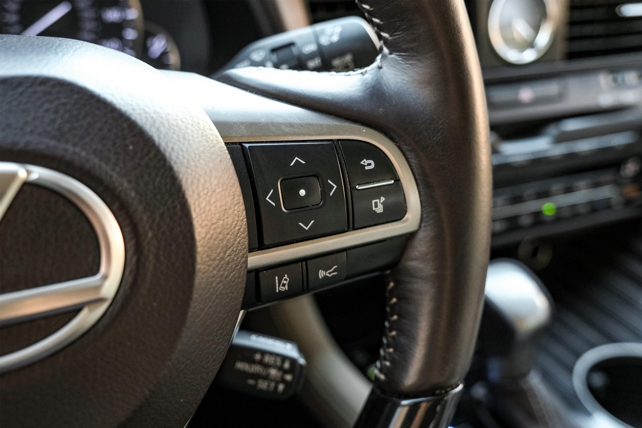 Lexus RX Vehicle Main Gallery Image 18