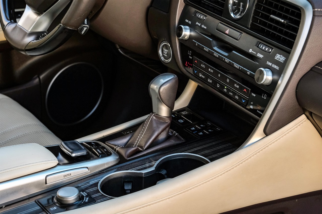 Lexus RX Vehicle Main Gallery Image 23