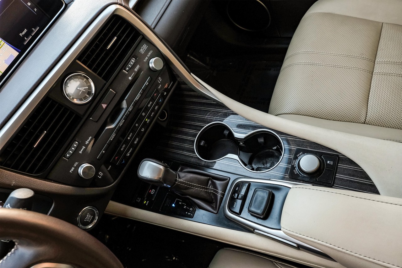 Lexus RX Vehicle Main Gallery Image 24