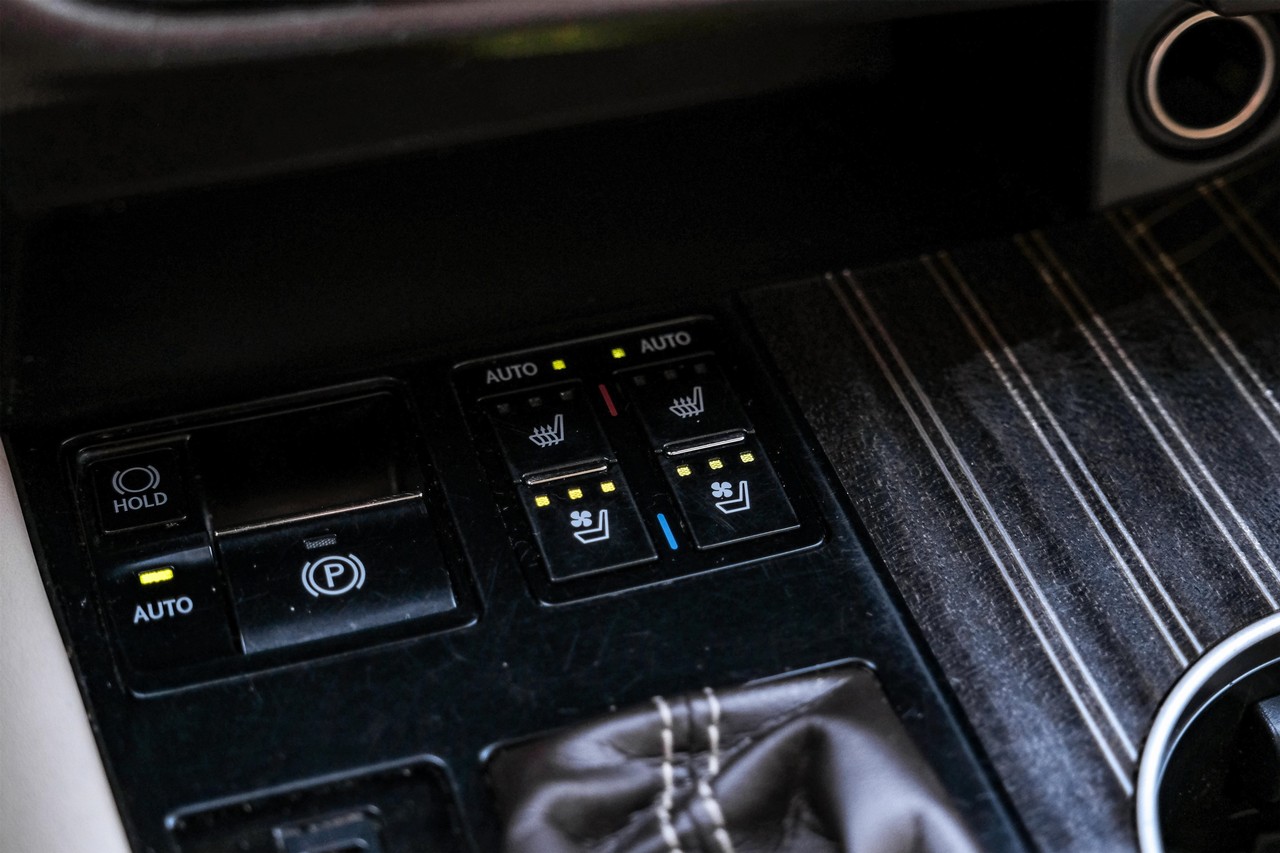 Lexus RX Vehicle Main Gallery Image 25