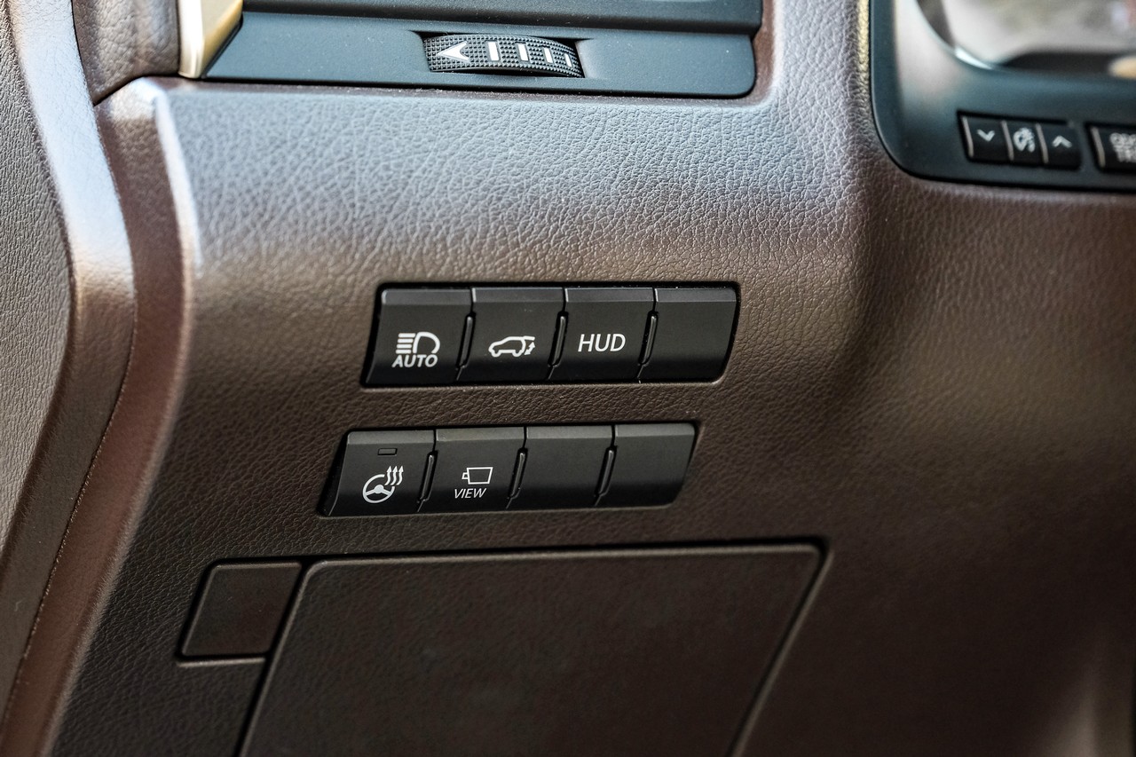 Lexus RX Vehicle Main Gallery Image 26