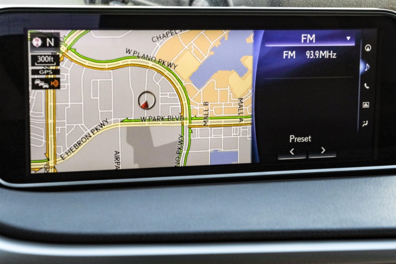 Lexus RX Vehicle Main Gallery Image 30