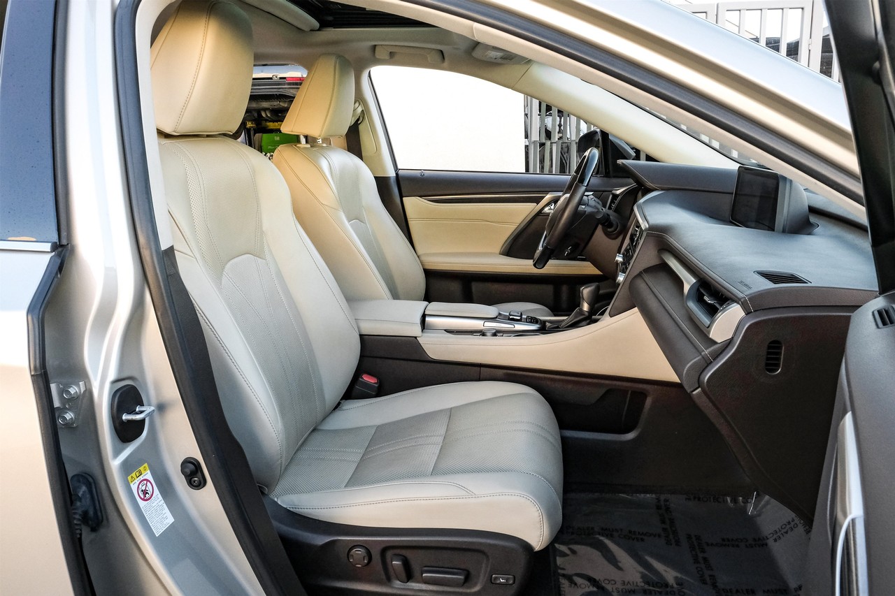 Lexus RX Vehicle Main Gallery Image 35