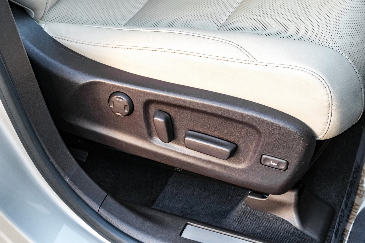 Lexus RX Vehicle Main Gallery Image 37