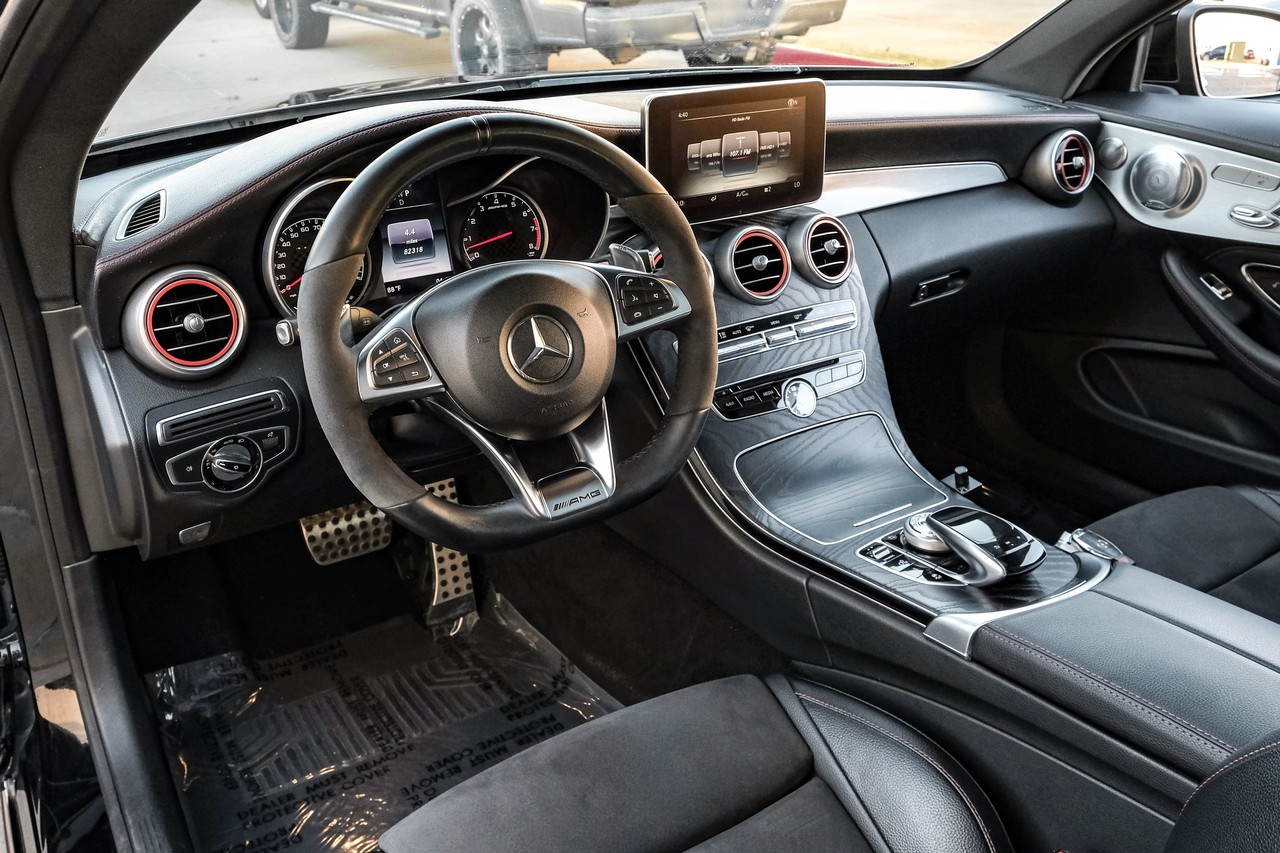 Mercedes-Benz C-Class Vehicle Main Gallery Image 03