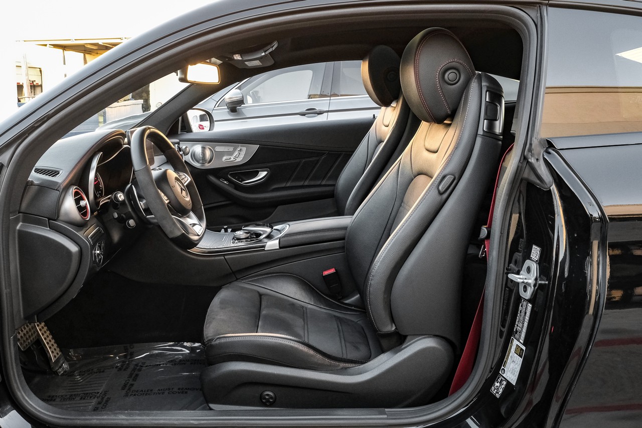 Mercedes-Benz C-Class Vehicle Main Gallery Image 04