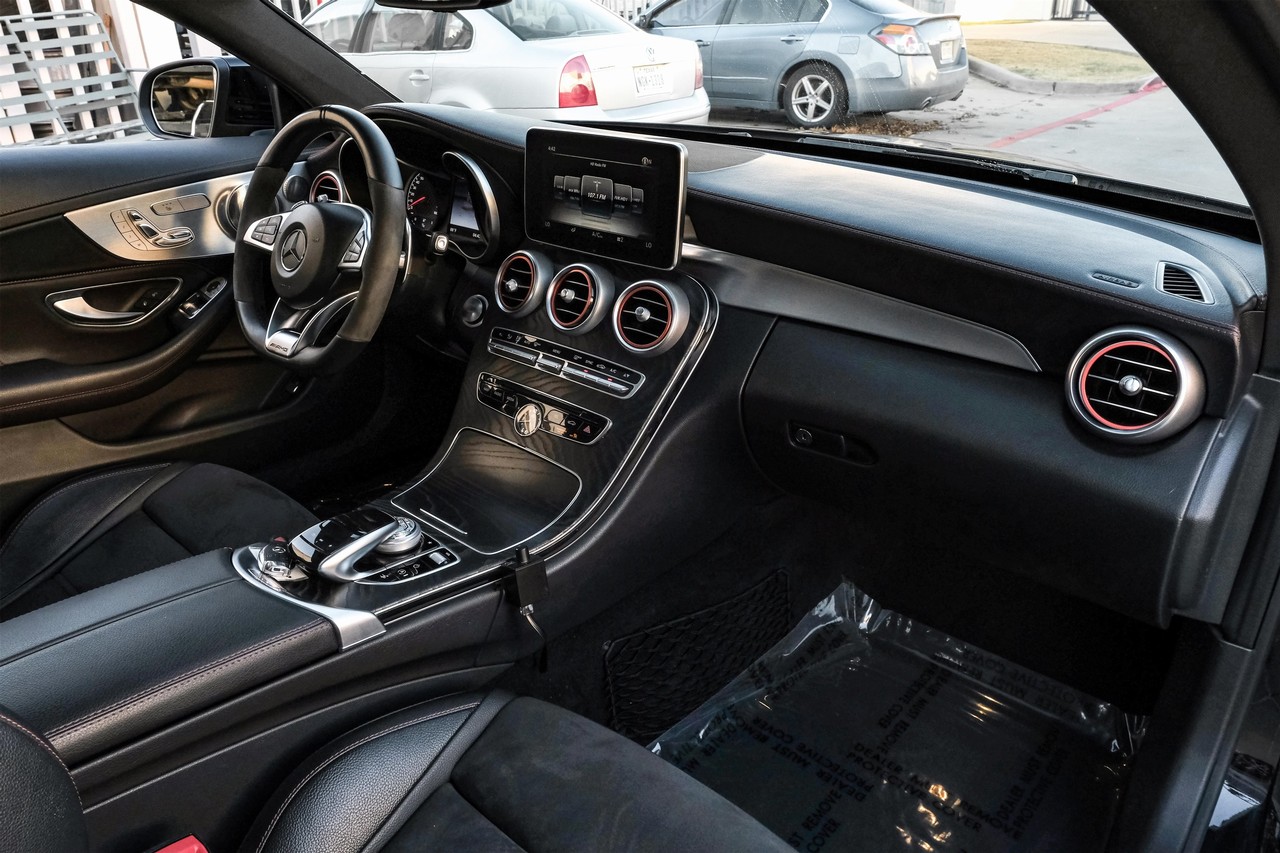 Mercedes-Benz C-Class Vehicle Main Gallery Image 13