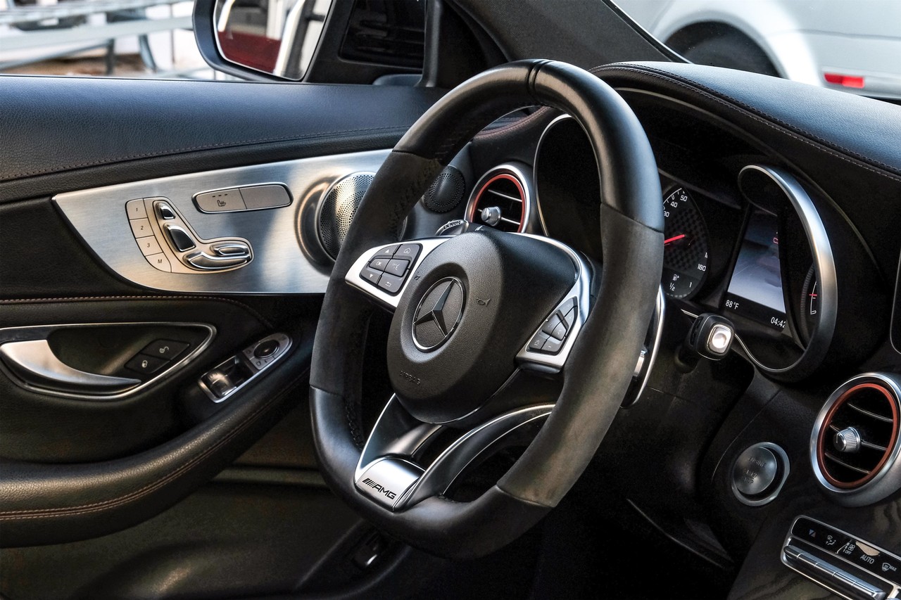 Mercedes-Benz C-Class Vehicle Main Gallery Image 14