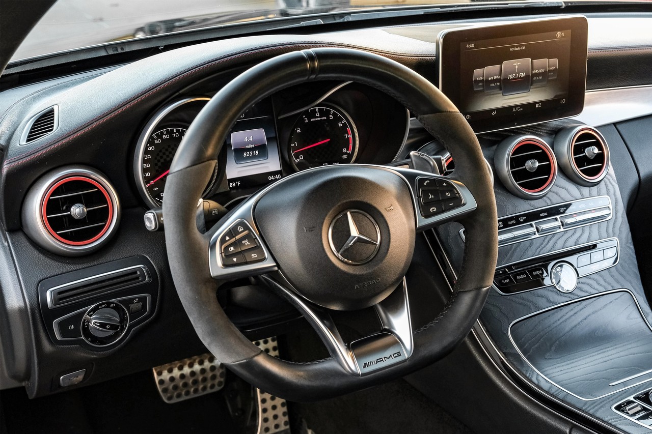 Mercedes-Benz C-Class Vehicle Main Gallery Image 15
