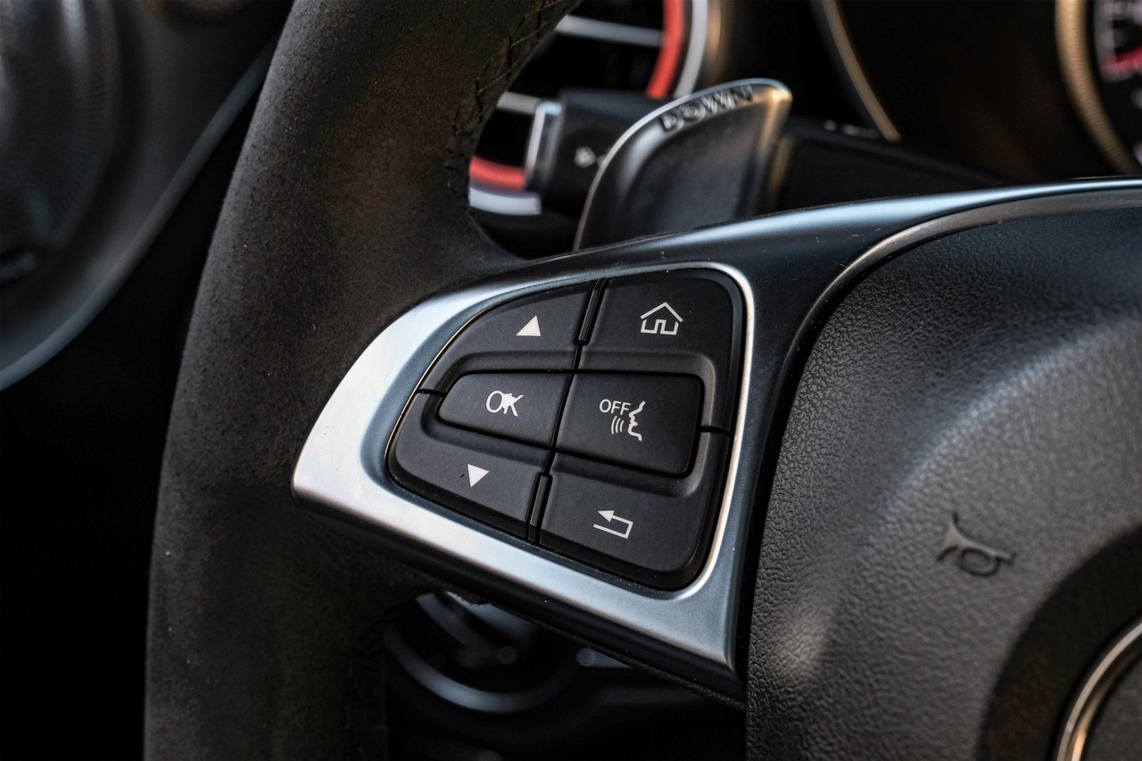 Mercedes-Benz C-Class Vehicle Main Gallery Image 16