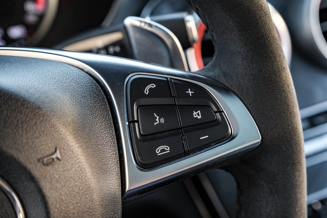 Mercedes-Benz C-Class Vehicle Main Gallery Image 17