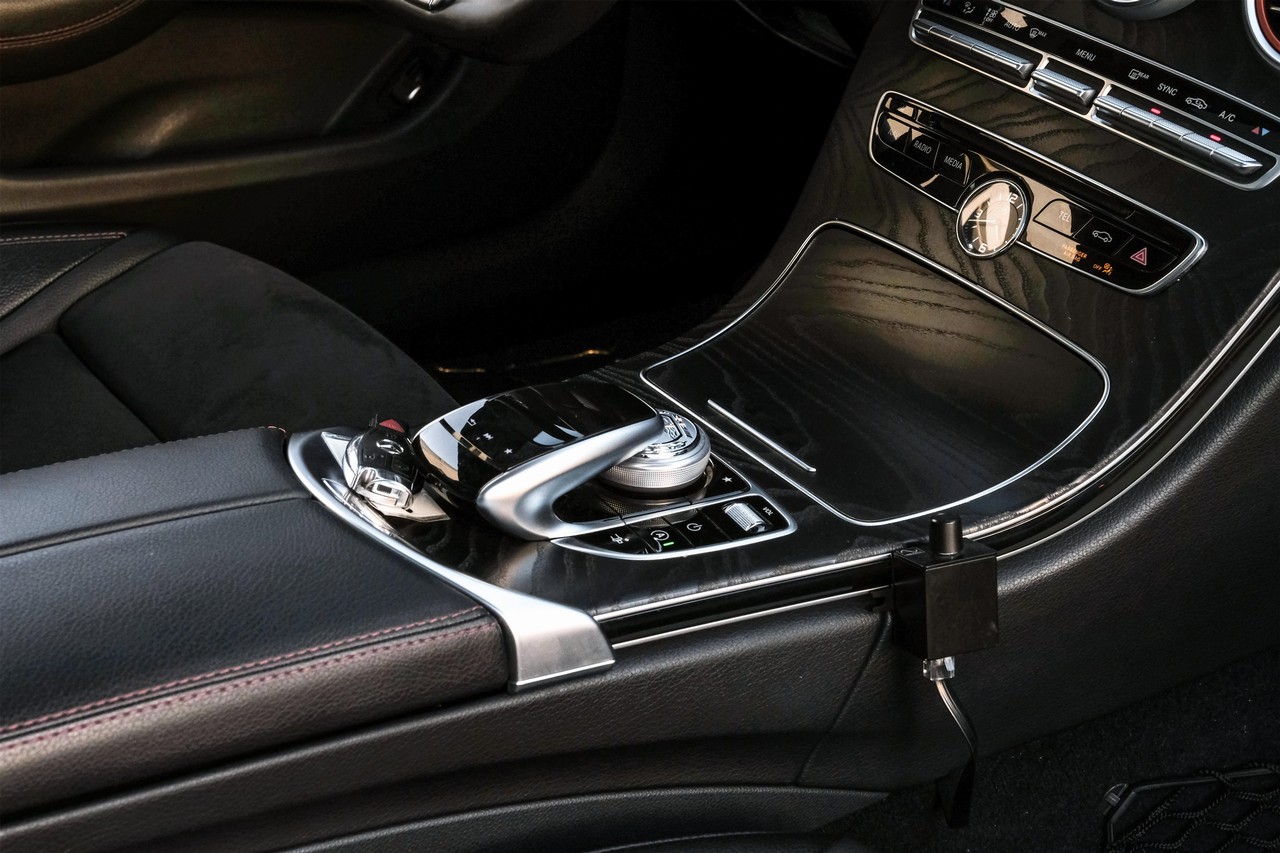 Mercedes-Benz C-Class Vehicle Main Gallery Image 23