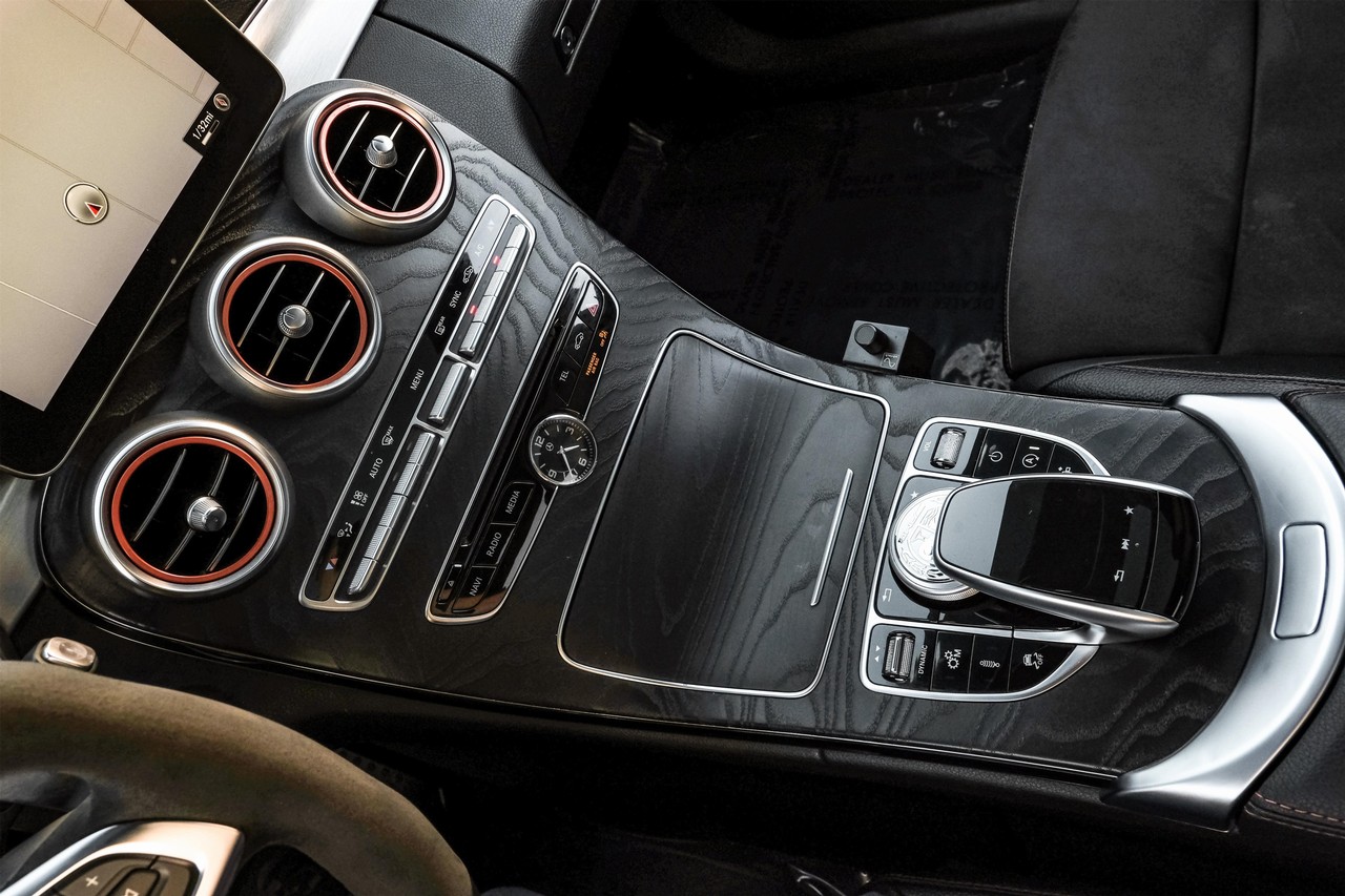 Mercedes-Benz C-Class Vehicle Main Gallery Image 24