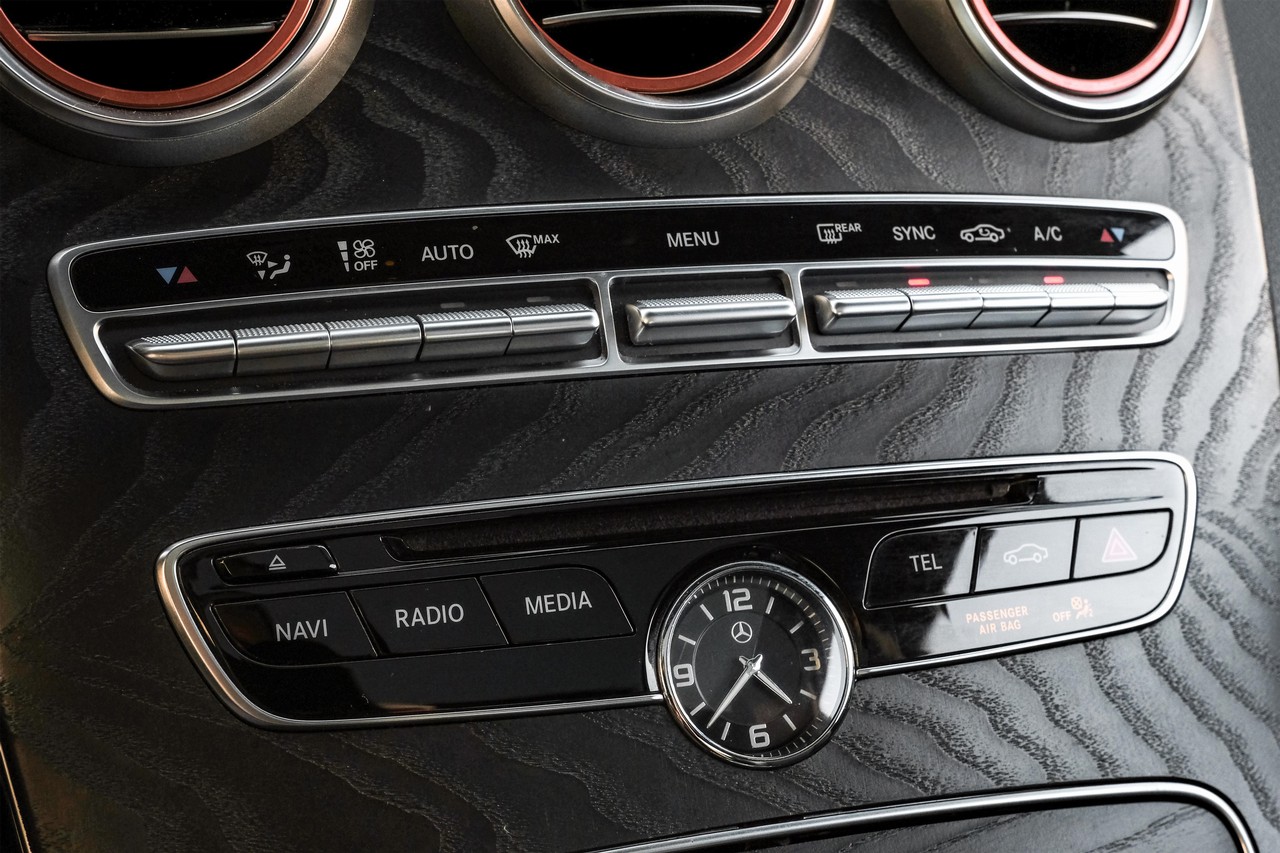 Mercedes-Benz C-Class Vehicle Main Gallery Image 25