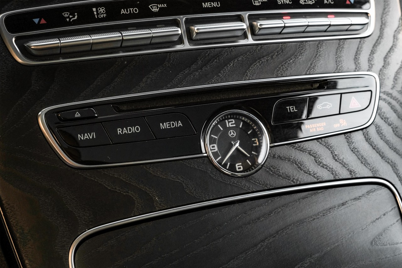 Mercedes-Benz C-Class Vehicle Main Gallery Image 26