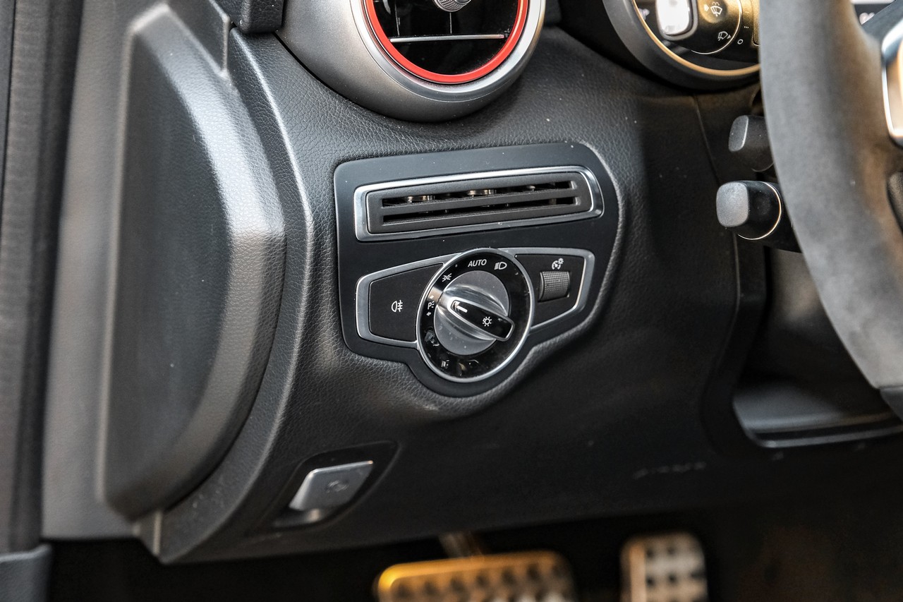 Mercedes-Benz C-Class Vehicle Main Gallery Image 28